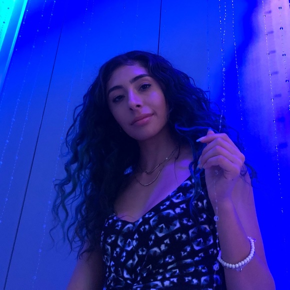 Meet your Posher, Stephanie - Picture 1 of 1